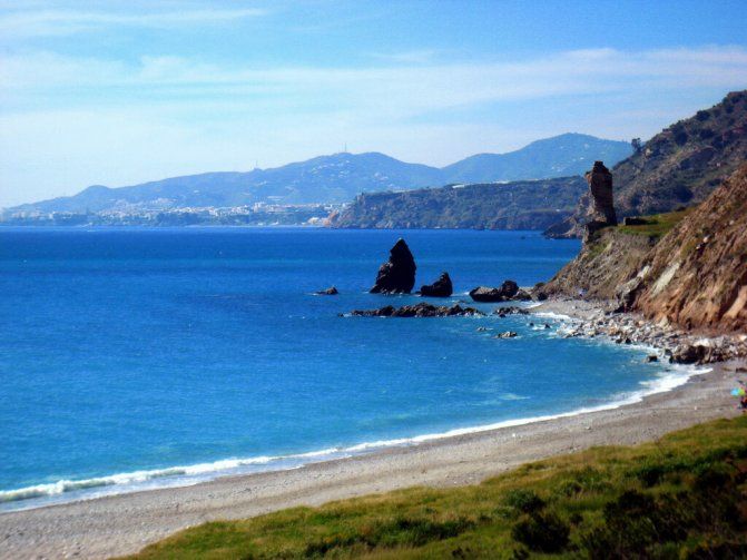 Playa de la Alberquilla de Maro